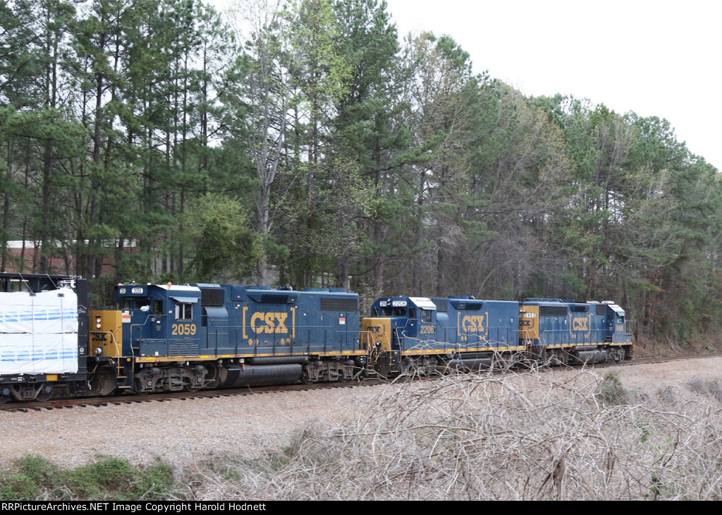 CSX 6468 leads train F735-23 northbound